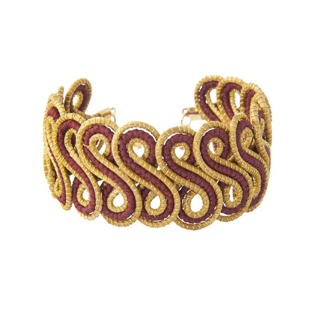Armonia Bracelet Bordeaux — gioiello in erba d'oro disegnato da Orit, intrecciato a mano nel Cerrado, Oroboros