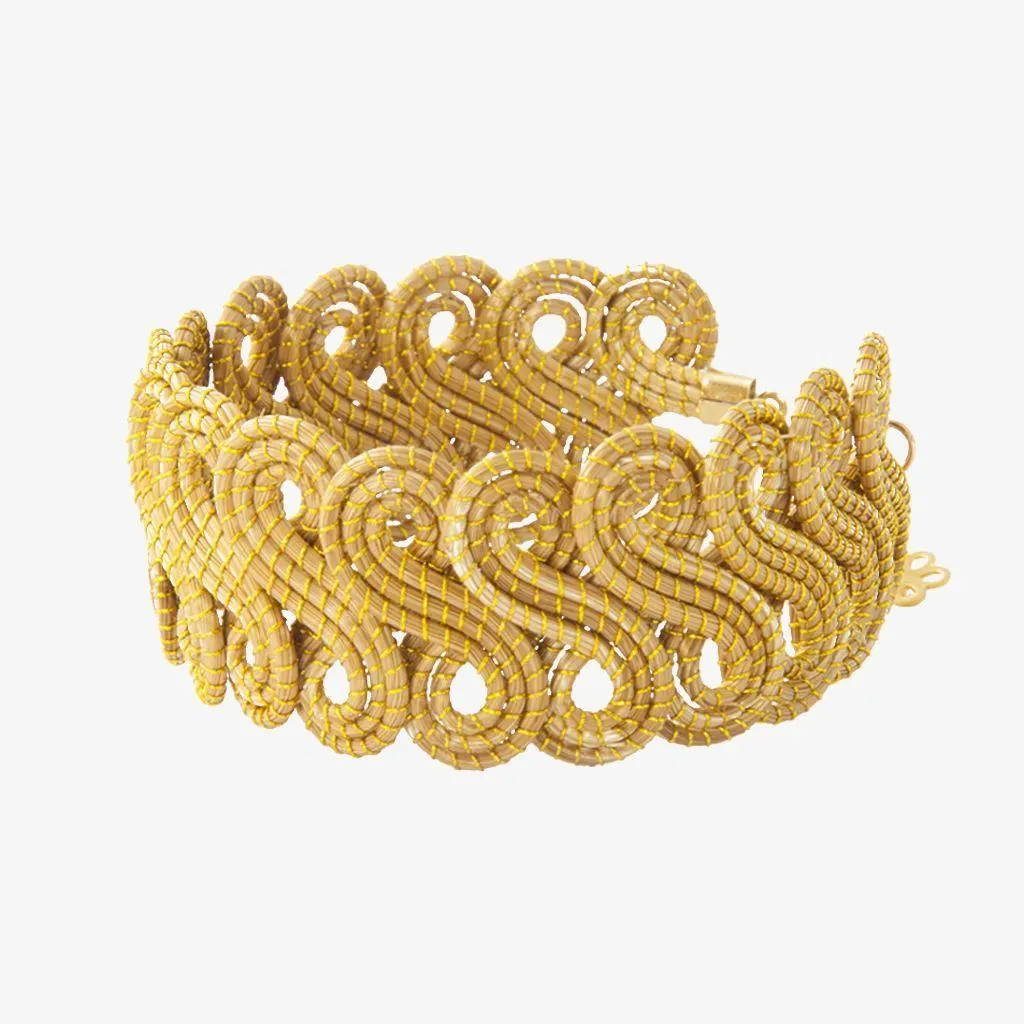 Armonia Bracelet — gioiello in erba d'oro disegnato da Orit, intrecciato a mano nel Cerrado, Oroboros
