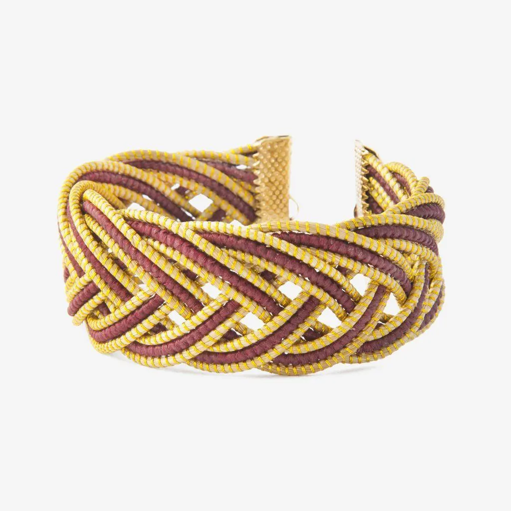 Aura Bracelet — gioiello in erba d'oro disegnato da Orit, intrecciato a mano nel Cerrado, Oroboros