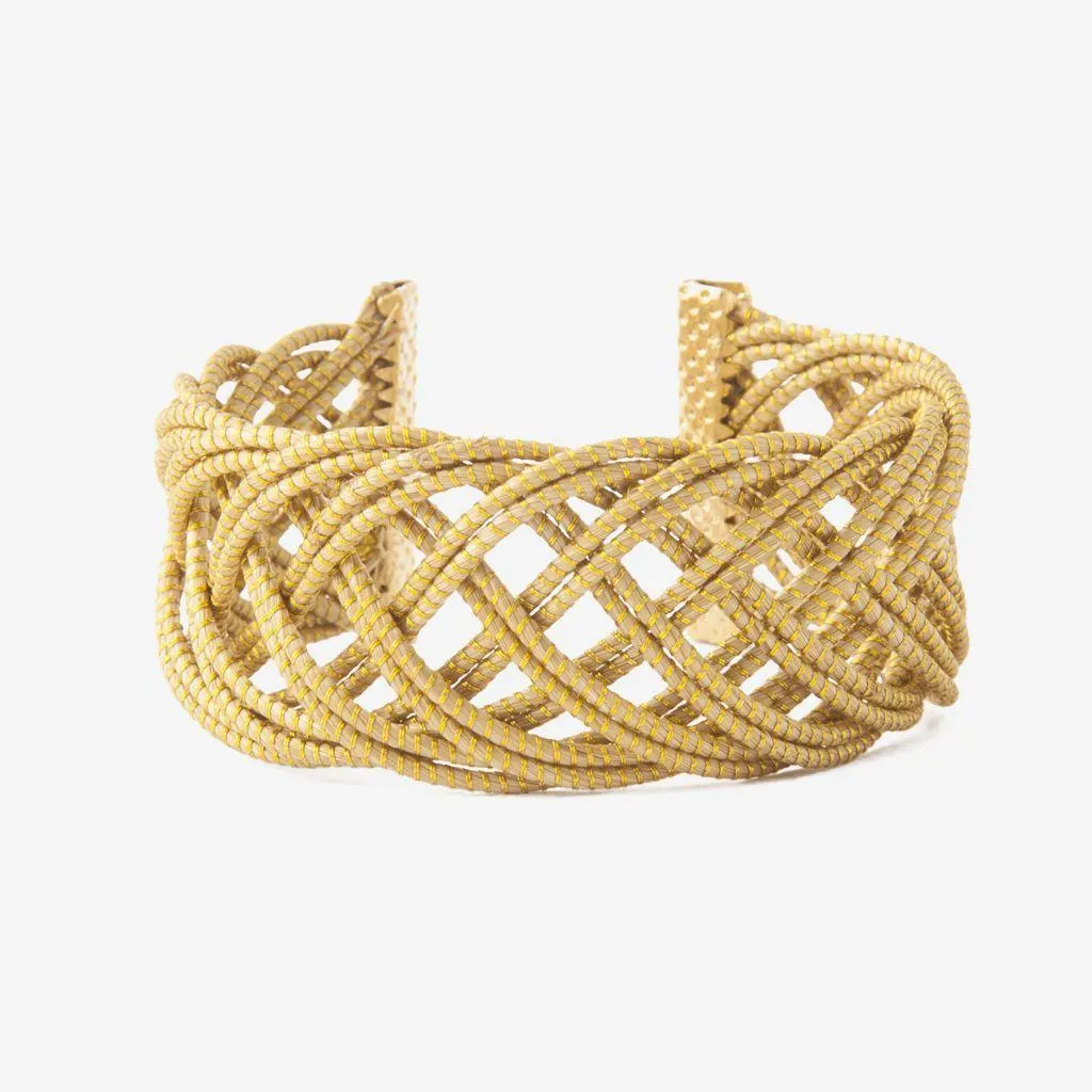 Daniel Bracelet — gioiello in erba d'oro disegnato da Orit, intrecciato a mano nel Cerrado, Oroboros