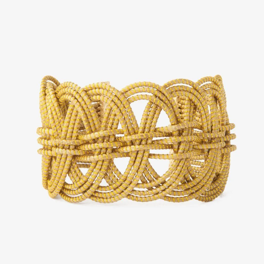 Micael Bracelet — gioiello in erba d'oro disegnato da Orit, intrecciato a mano nel Cerrado, Oroboros