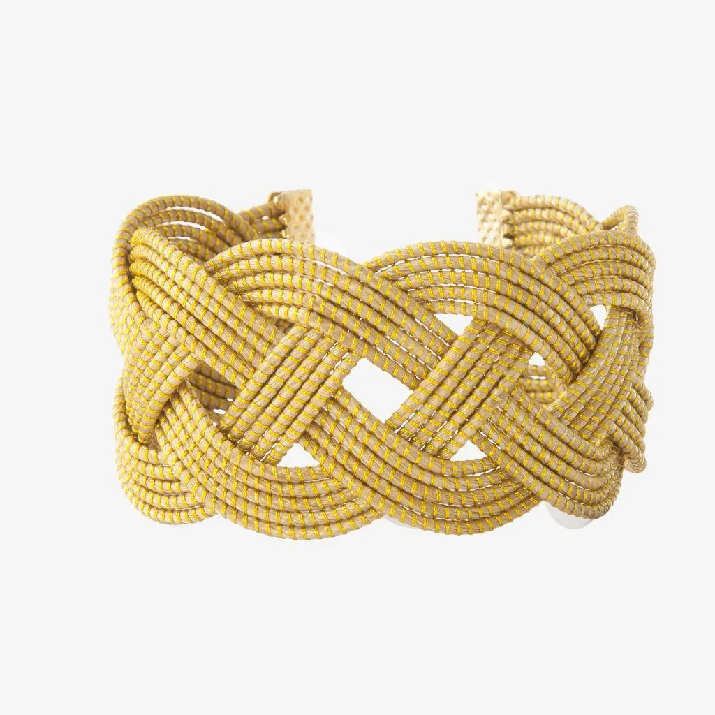 Raphael Bracelet — gioiello in erba d'oro disegnato da Orit, intrecciato a mano nel Cerrado, Oroboros