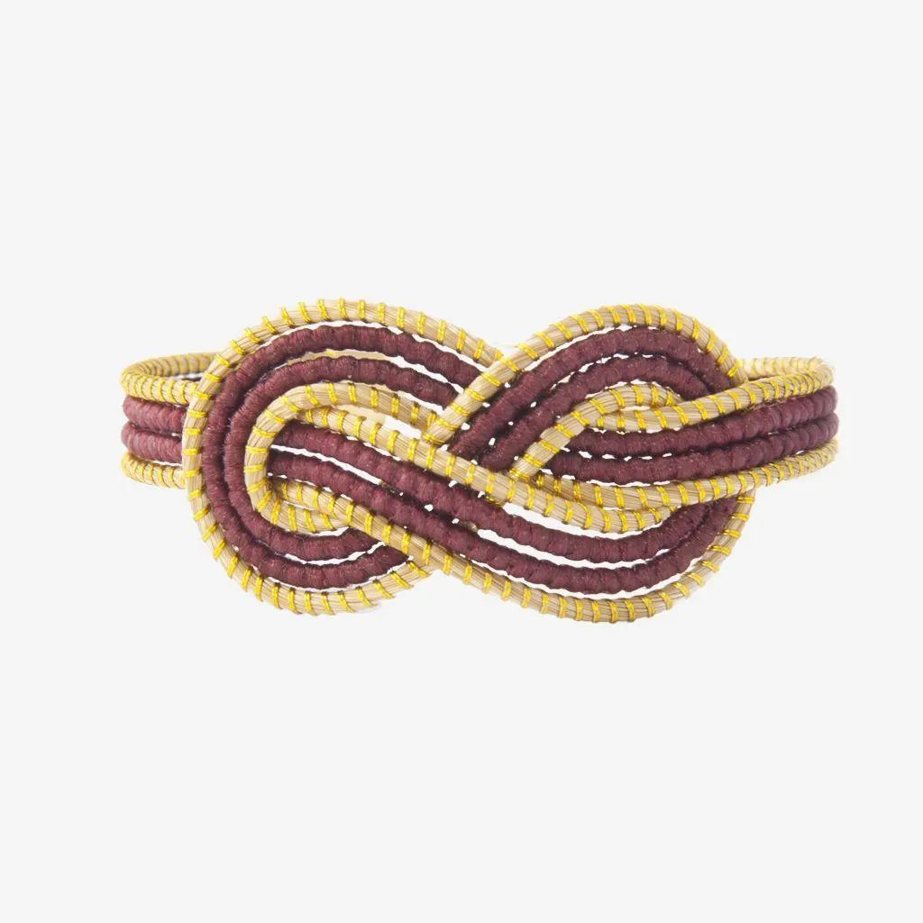 Uriel Bracelet Bordeaux — gioiello in erba d'oro disegnato da Orit, intrecciato a mano nel Cerrado, Oroboros