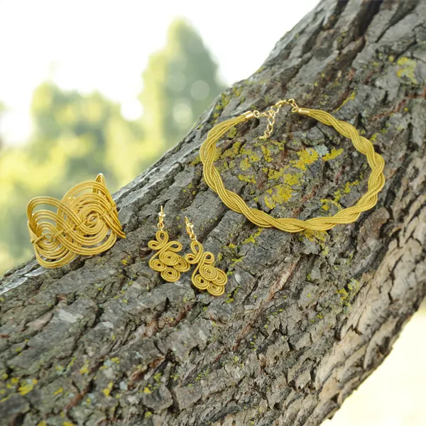 Creazioni in erba d'oro della collezione Oroboros