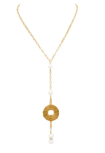 Gaudi Necklace Conchiglia — gioiello in erba d'oro disegnato da Orit, intrecciato a mano nel Cerrado, Oroboros