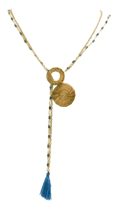 Gaudi Necklace Lessenza — gioiello in erba d'oro disegnato da Orit, intrecciato a mano nel Cerrado, Oroboros