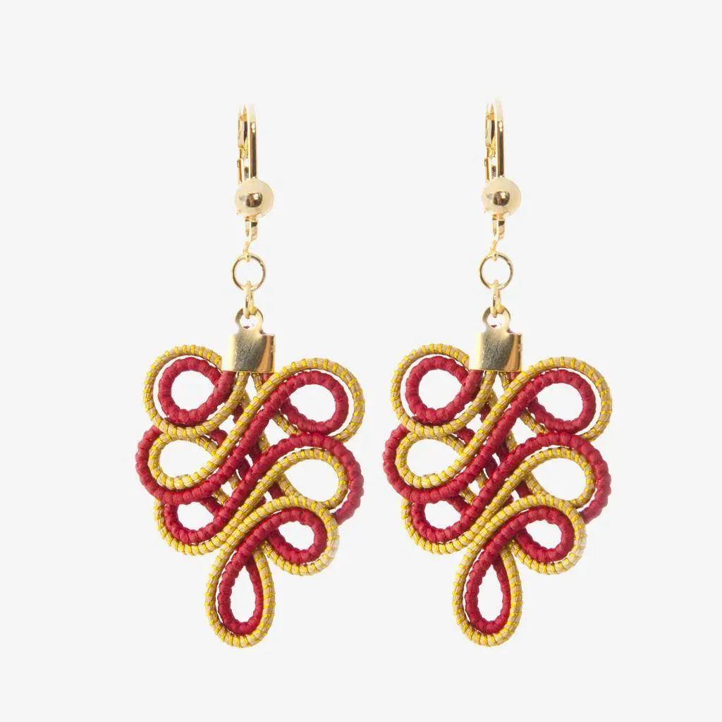Armonia Earrings Amaranth — gioiello in erba d'oro disegnato da Orit, intrecciato a mano nel Cerrado, Oroboros
