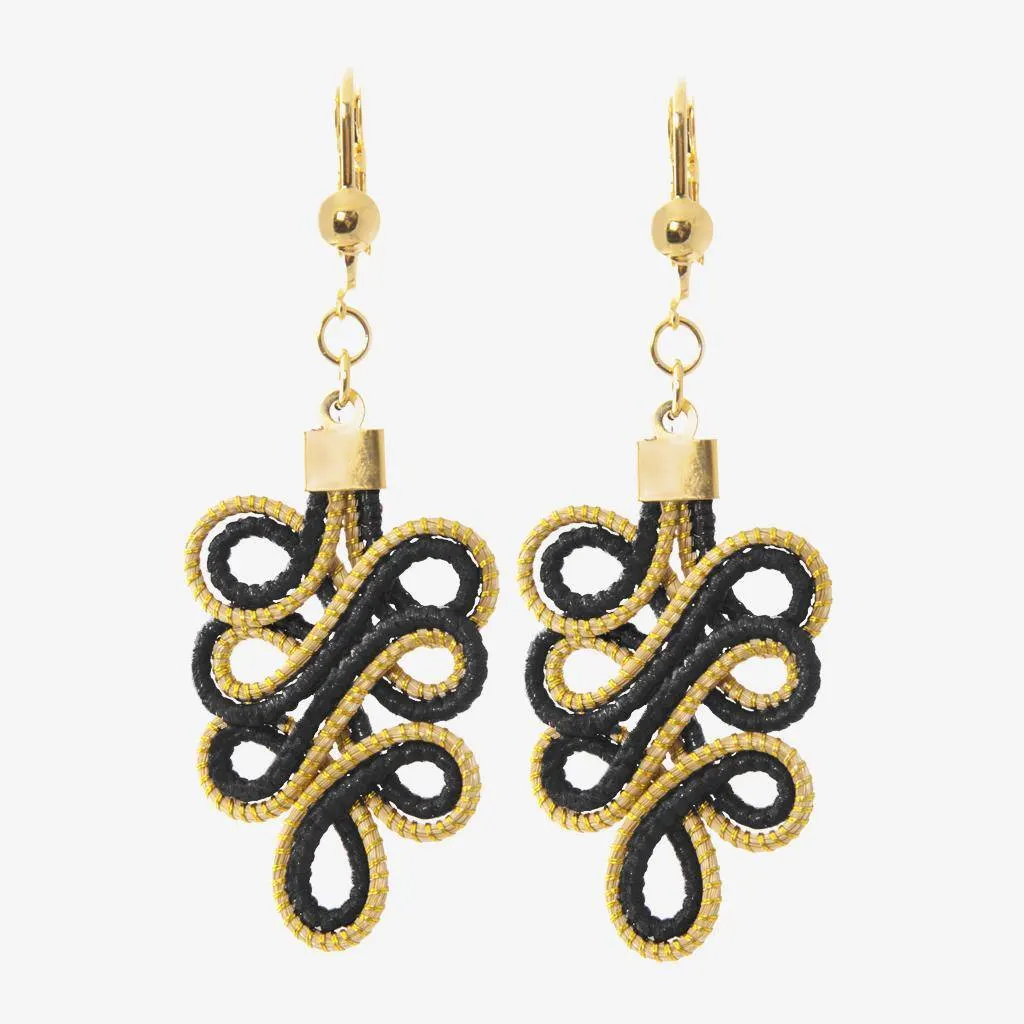 Armonia Earrings — gioiello in erba d'oro disegnato da Orit, intrecciato a mano nel Cerrado, Oroboros