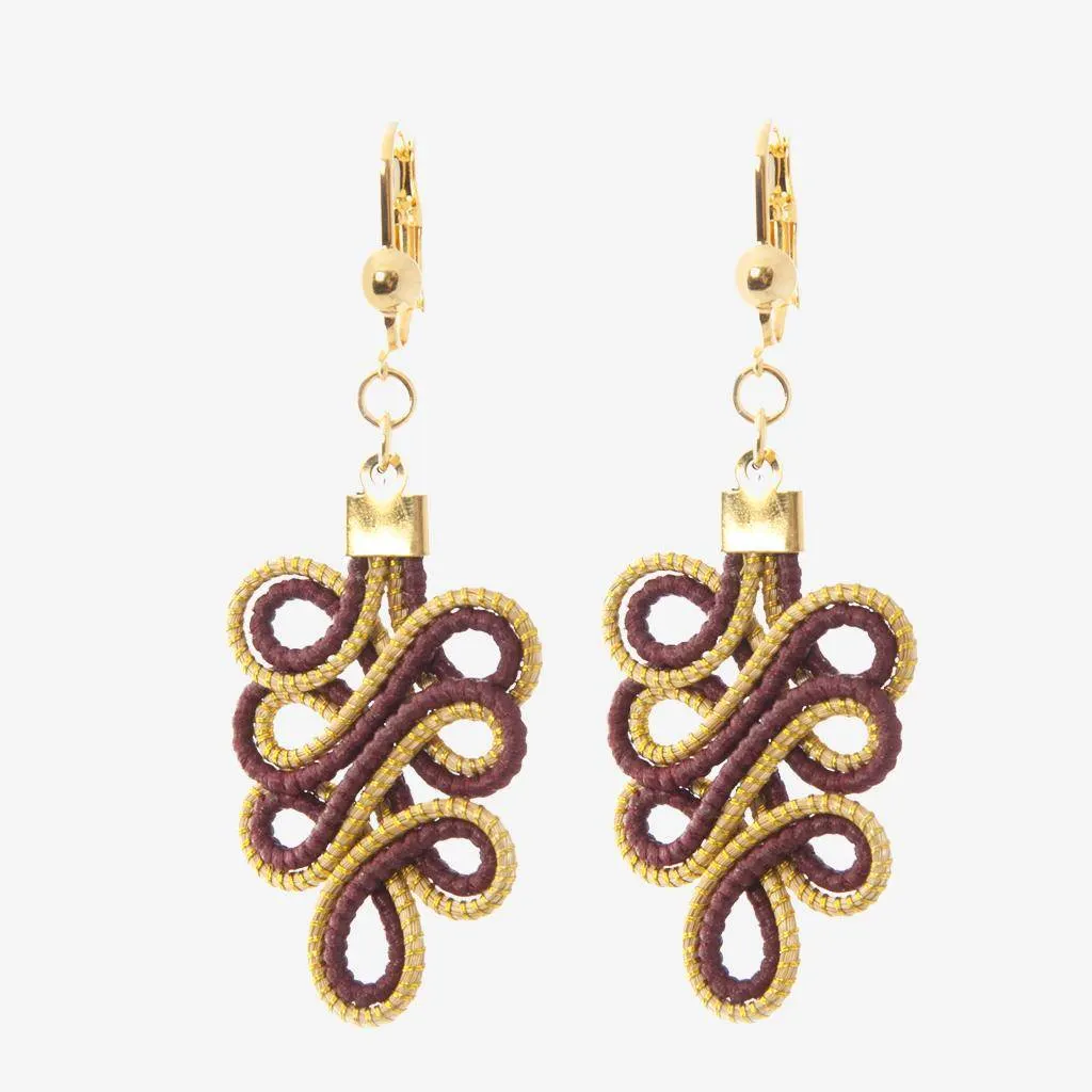 Armonia Earrings Bordeaux — gioiello in erba d'oro disegnato da Orit, intrecciato a mano nel Cerrado, Oroboros