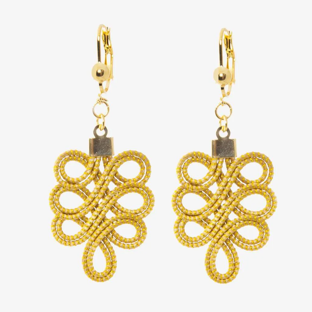 Armonia Earrings Gold — gioiello in erba d'oro disegnato da Orit, intrecciato a mano nel Cerrado, Oroboros