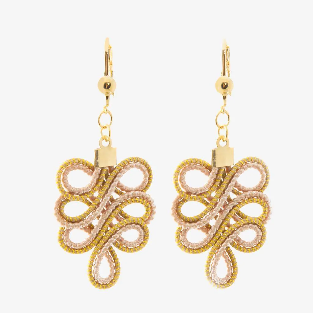 Armonia Earrings Rose — gioiello in erba d'oro disegnato da Orit, intrecciato a mano nel Cerrado, Oroboros