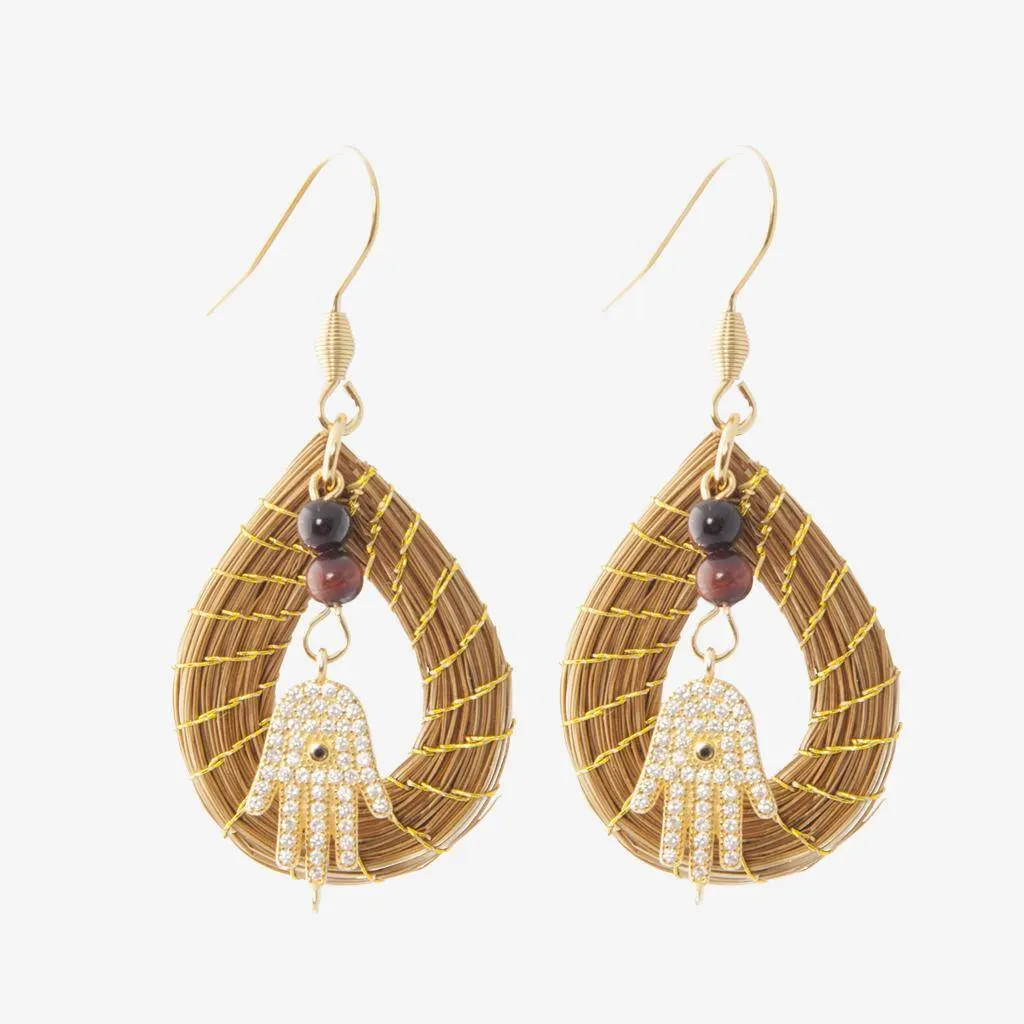 Aura Earrings — gioiello in erba d'oro disegnato da Orit, intrecciato a mano nel Cerrado, Oroboros