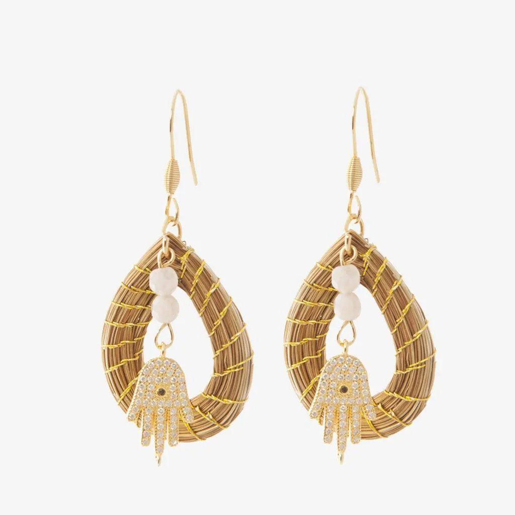 Aura Earrings Rose — gioiello in erba d'oro disegnato da Orit, intrecciato a mano nel Cerrado, Oroboros