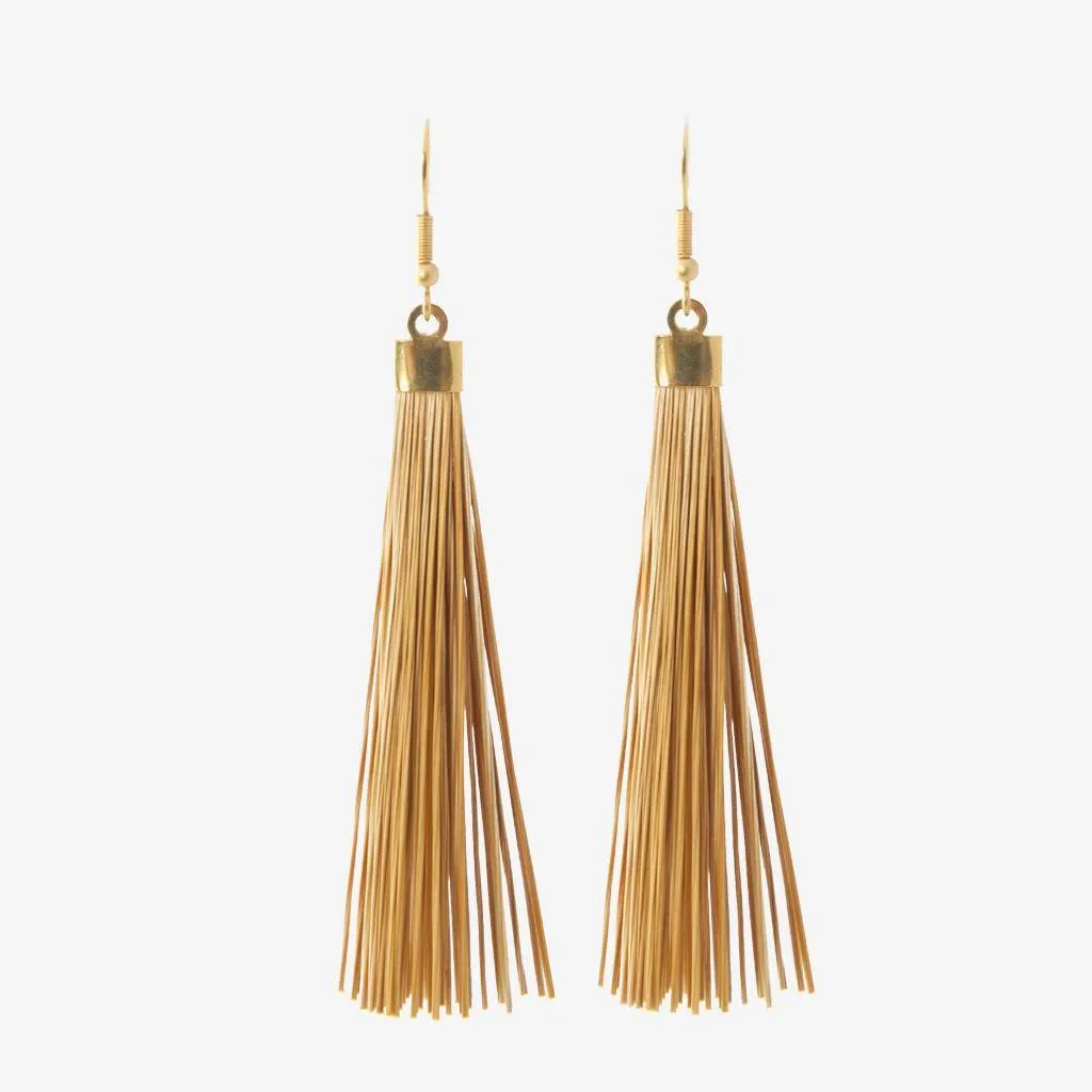Daniel Earrings — gioiello in erba d'oro disegnato da Orit, intrecciato a mano nel Cerrado, Oroboros