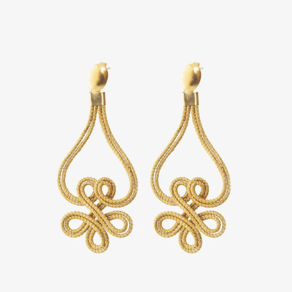 Gabriel Earrings Clover — gioiello in erba d'oro disegnato da Orit, intrecciato a mano nel Cerrado, Oroboros