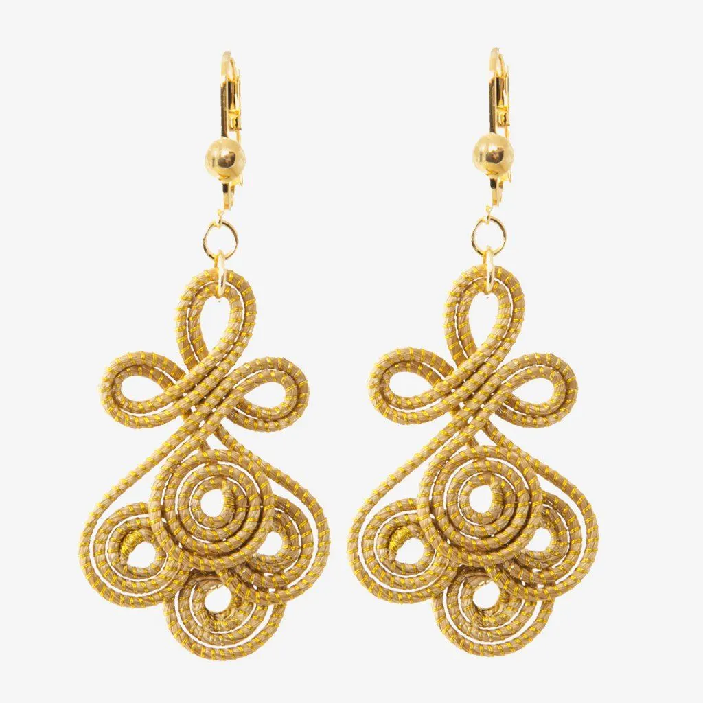Gabriel Earrings — gioiello in erba d'oro disegnato da Orit, intrecciato a mano nel Cerrado, Oroboros
