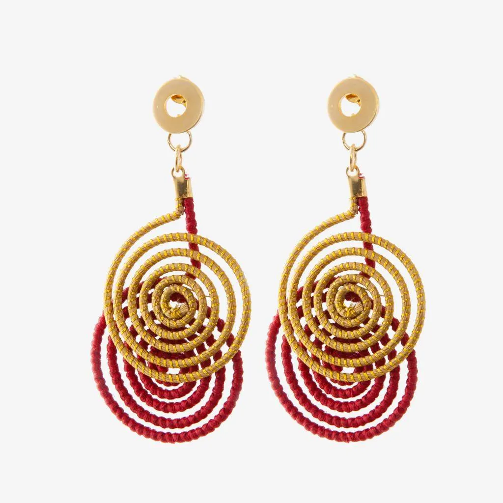 Infinito Earrings — gioiello in erba d'oro disegnato da Orit, intrecciato a mano nel Cerrado, Oroboros