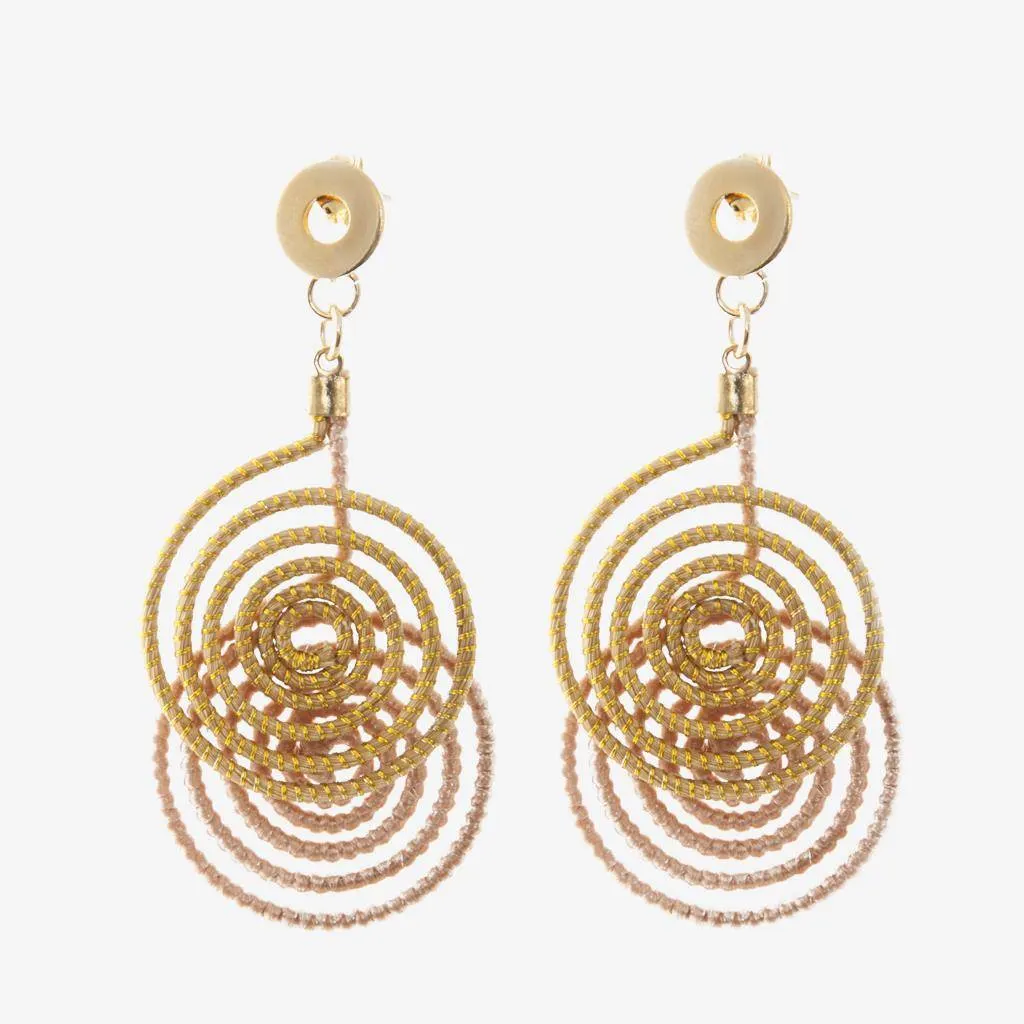 Infinito Earrings Rose — gioiello in erba d'oro disegnato da Orit, intrecciato a mano nel Cerrado, Oroboros