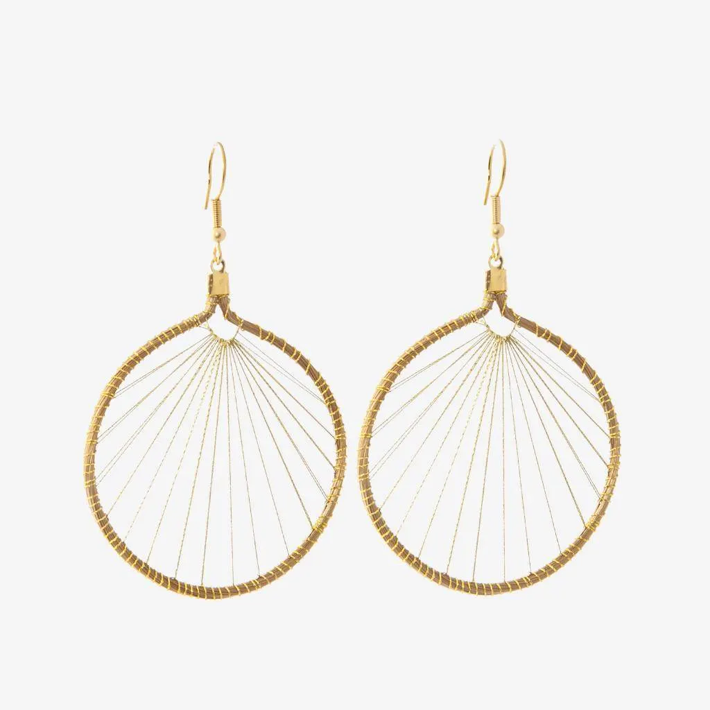Isabel Earrings Gold — gioiello in erba d'oro disegnato da Orit, intrecciato a mano nel Cerrado, Oroboros