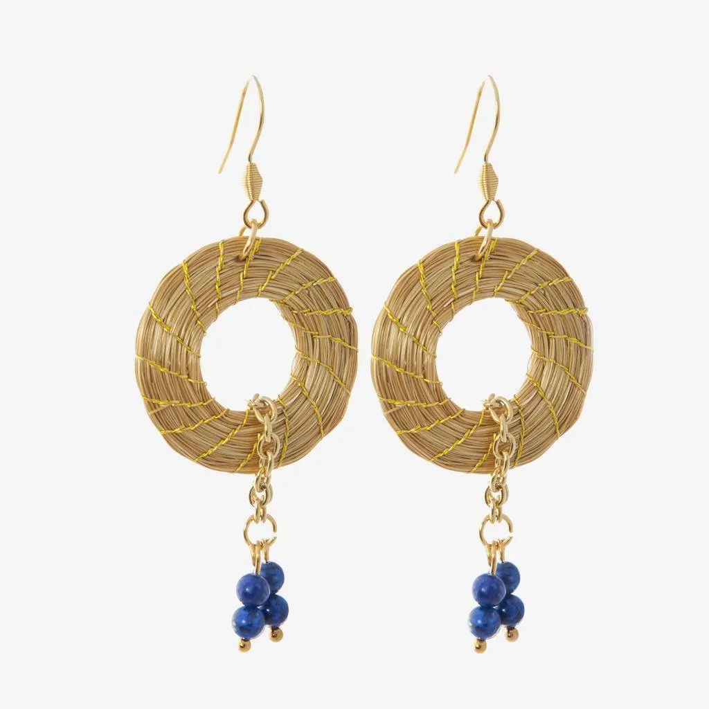 Luce Earrings — gioiello in erba d'oro disegnato da Orit, intrecciato a mano nel Cerrado, Oroboros