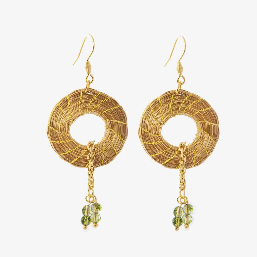 Luce Earrings Forest — gioiello in erba d'oro disegnato da Orit, intrecciato a mano nel Cerrado, Oroboros