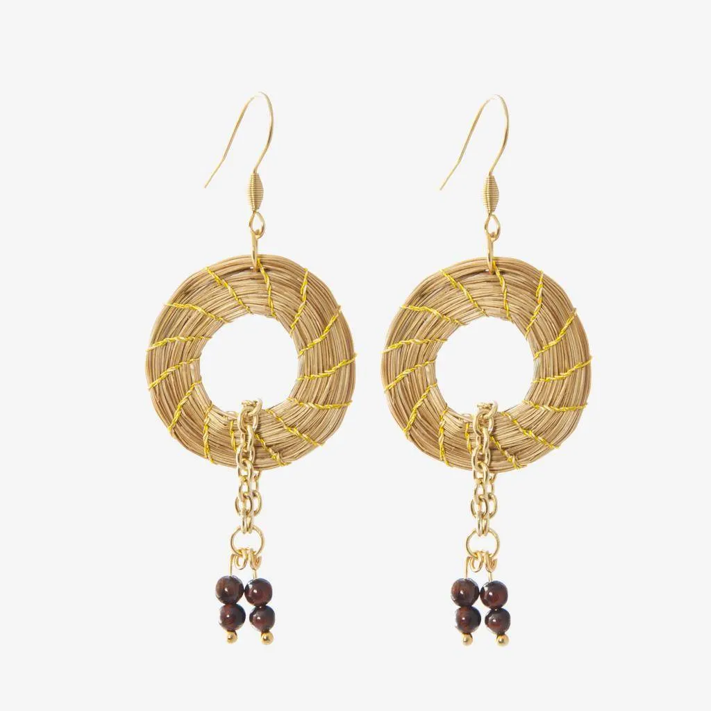 Luce Earrings Garnet — gioiello in erba d'oro disegnato da Orit, intrecciato a mano nel Cerrado, Oroboros