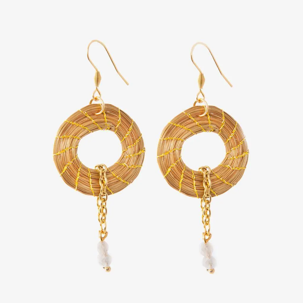 Luce Earrings Rose — gioiello in erba d'oro disegnato da Orit, intrecciato a mano nel Cerrado, Oroboros