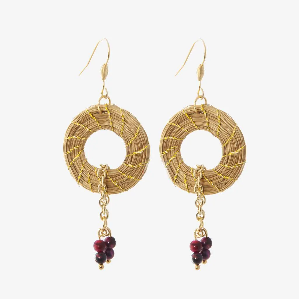 Luce Earrings Ruby — gioiello in erba d'oro disegnato da Orit, intrecciato a mano nel Cerrado, Oroboros