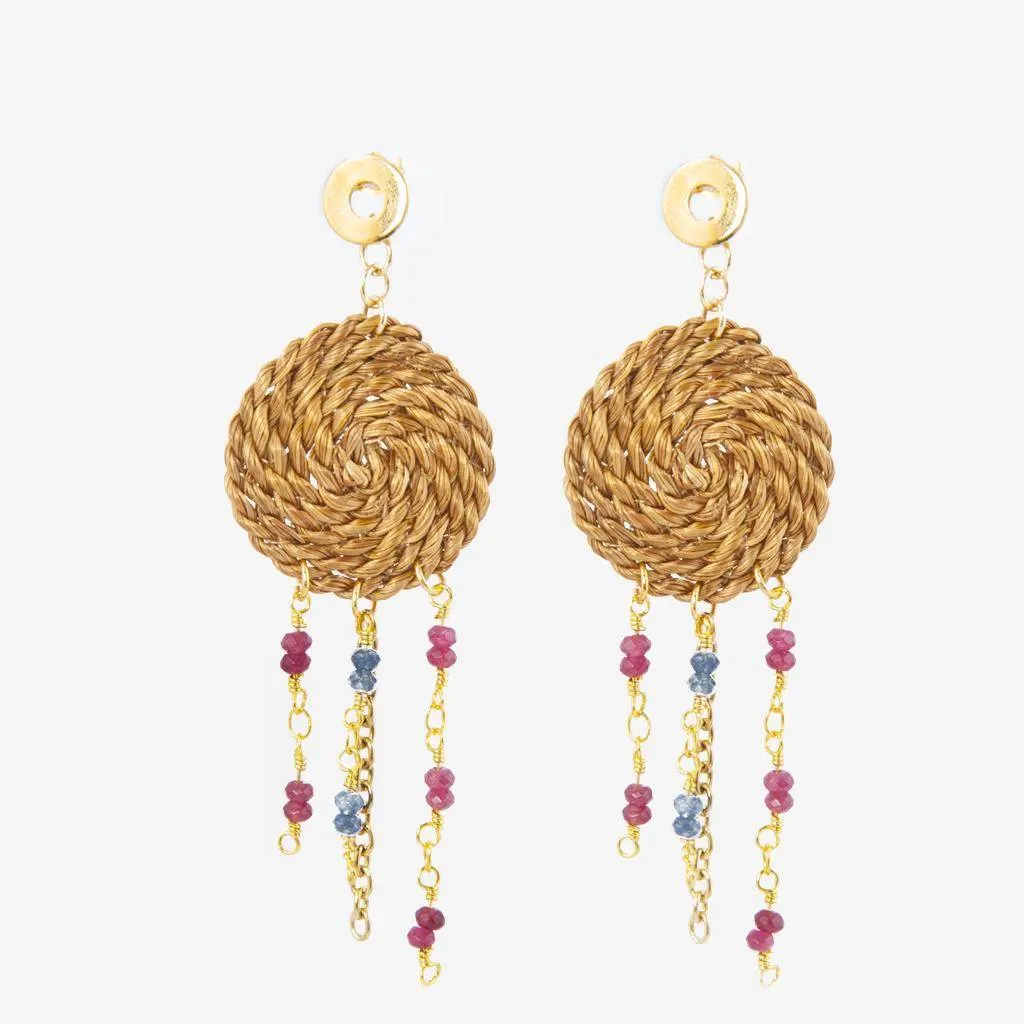 Micael Earrings — gioiello in erba d'oro disegnato da Orit, intrecciato a mano nel Cerrado, Oroboros