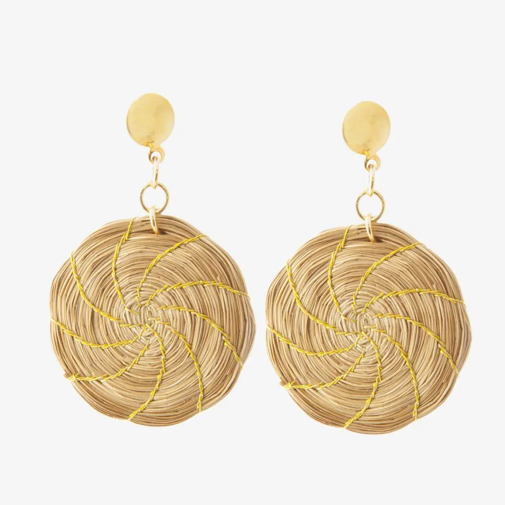 Oro Earrings — gioiello in erba d'oro disegnato da Orit, intrecciato a mano nel Cerrado, Oroboros