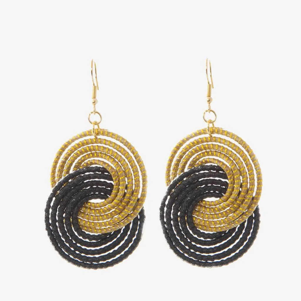 Raphael Earrings Black — gioiello in erba d'oro disegnato da Orit, intrecciato a mano nel Cerrado, Oroboros