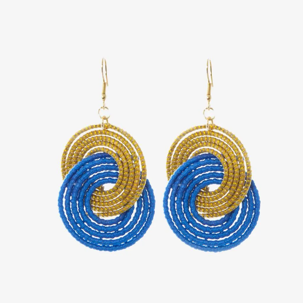 Raphael Earrings Blue — gioiello in erba d'oro disegnato da Orit, intrecciato a mano nel Cerrado, Oroboros