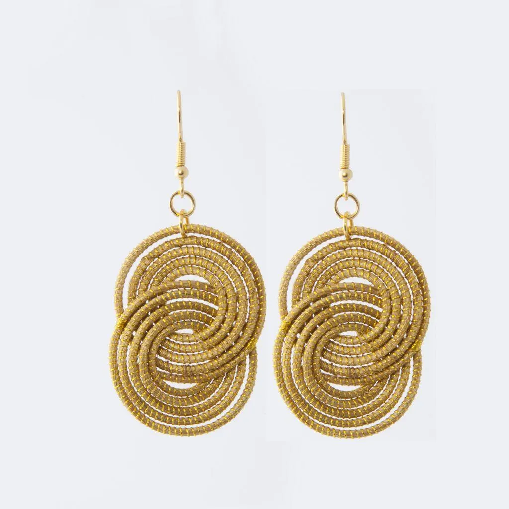 Raphael Earrings Gold — gioiello in erba d'oro disegnato da Orit, intrecciato a mano nel Cerrado, Oroboros
