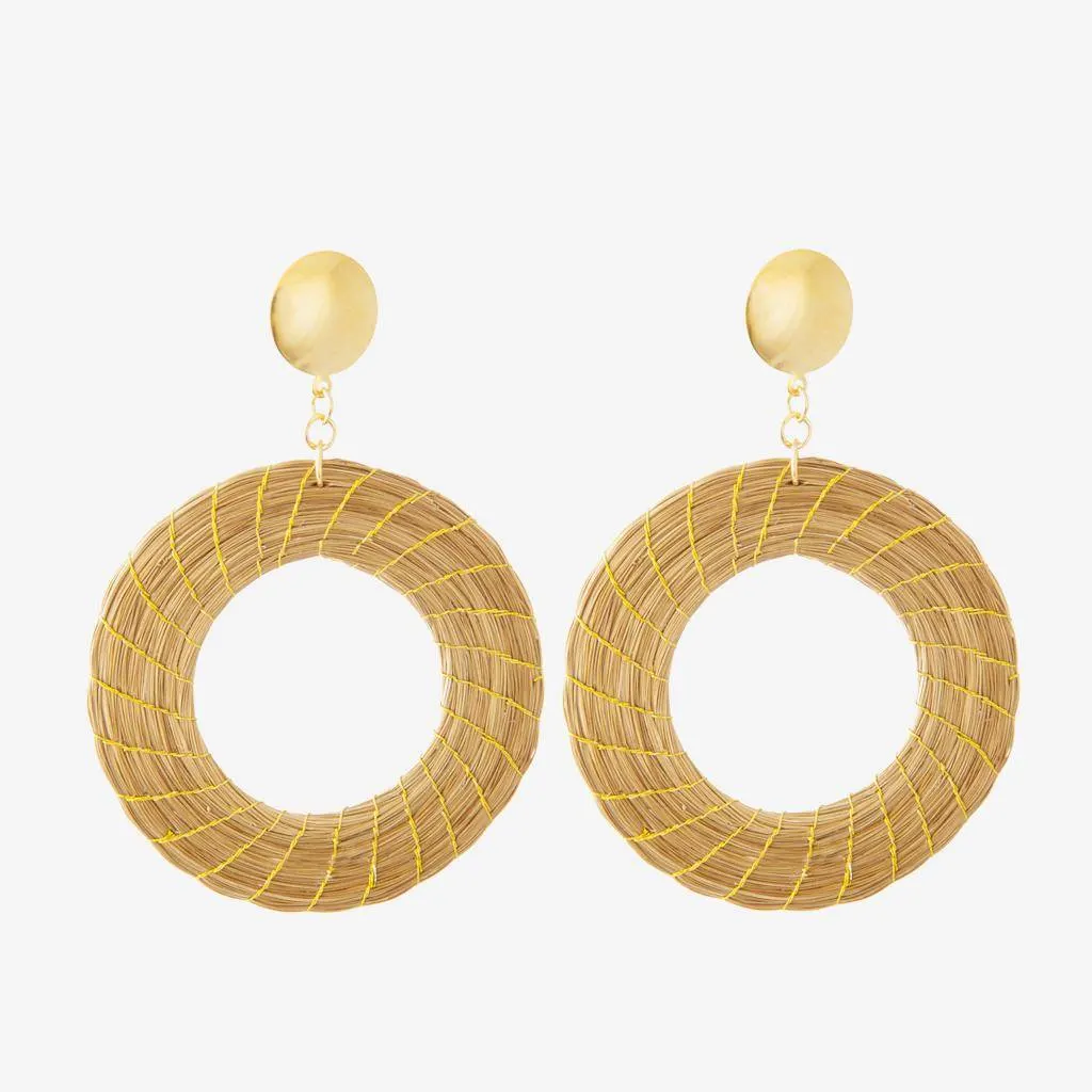 Tribale Earrings — gioiello in erba d'oro disegnato da Orit, intrecciato a mano nel Cerrado, Oroboros