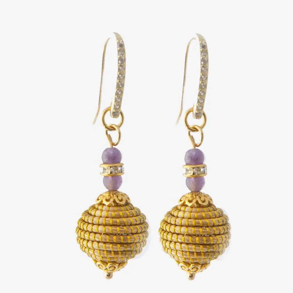 Uriel Earrings Purple — gioiello in erba d'oro disegnato da Orit, intrecciato a mano nel Cerrado, Oroboros