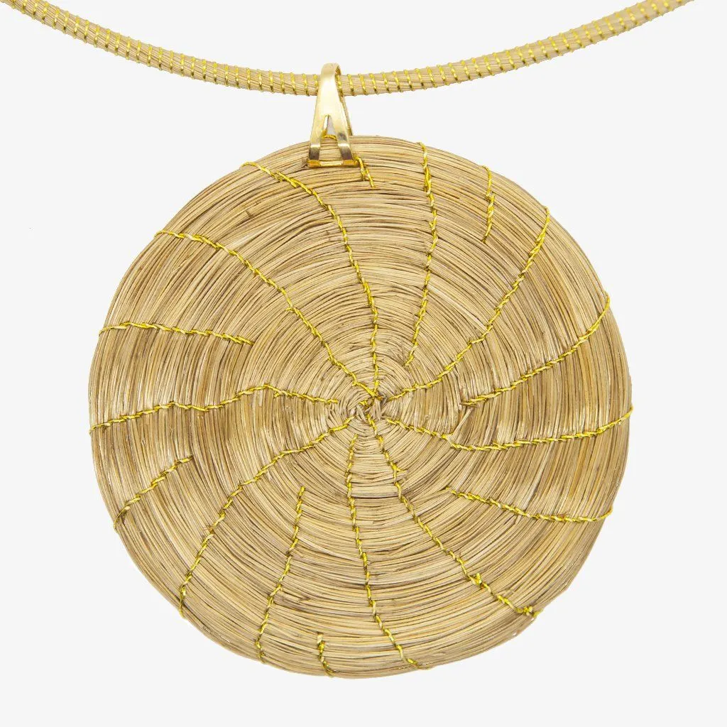Oro Necklace — gioiello in erba d'oro disegnato da Orit, intrecciato a mano nel Cerrado, Oroboros