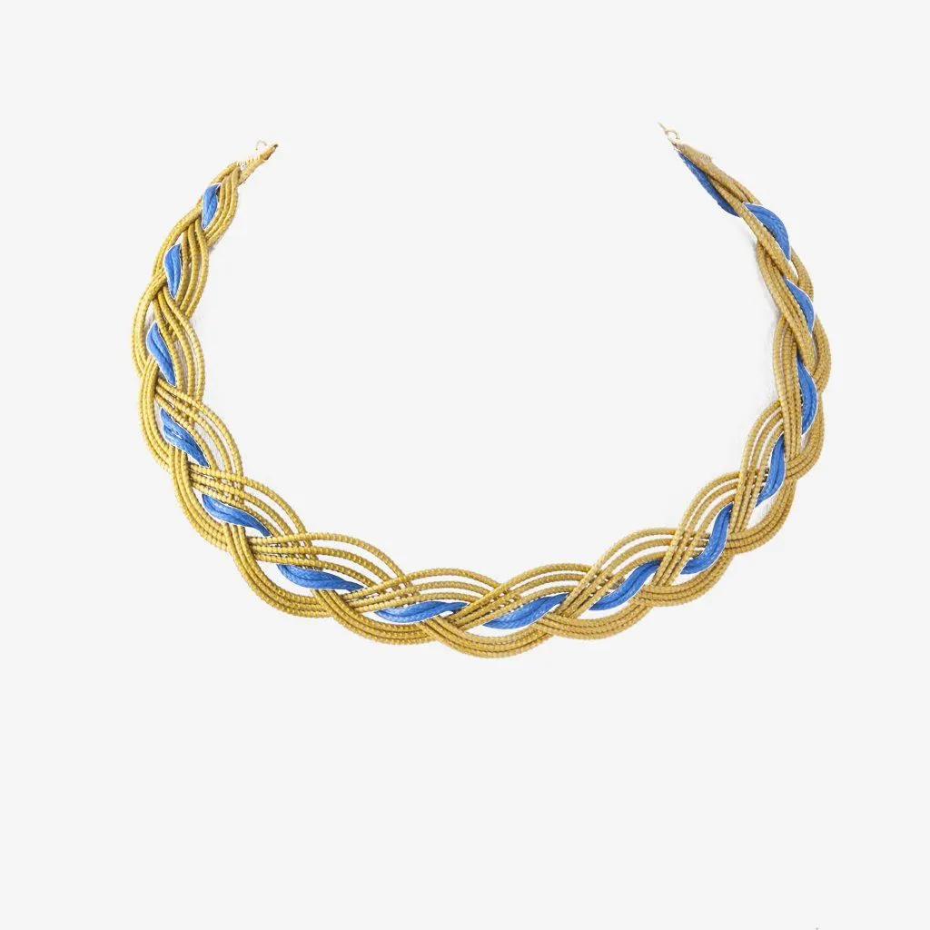 Raphael Necklace Blue — gioiello in erba d'oro disegnato da Orit, intrecciato a mano nel Cerrado, Oroboros