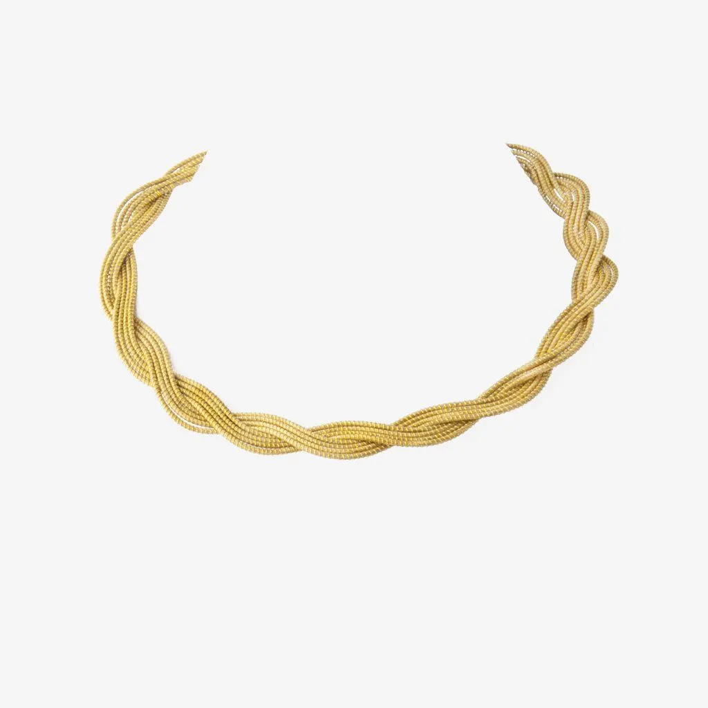 Raphael Necklace — gioiello in erba d'oro disegnato da Orit, intrecciato a mano nel Cerrado, Oroboros