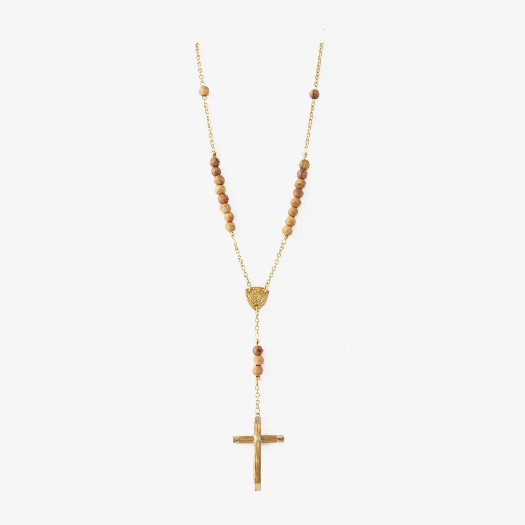 Rosary Rose — gioiello in erba d'oro disegnato da Orit, intrecciato a mano nel Cerrado, Oroboros