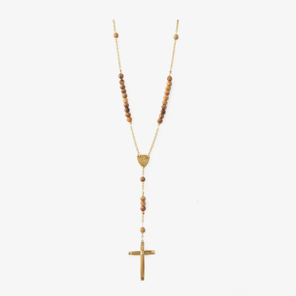 Rosary — gioiello in erba d'oro disegnato da Orit, intrecciato a mano nel Cerrado, Oroboros